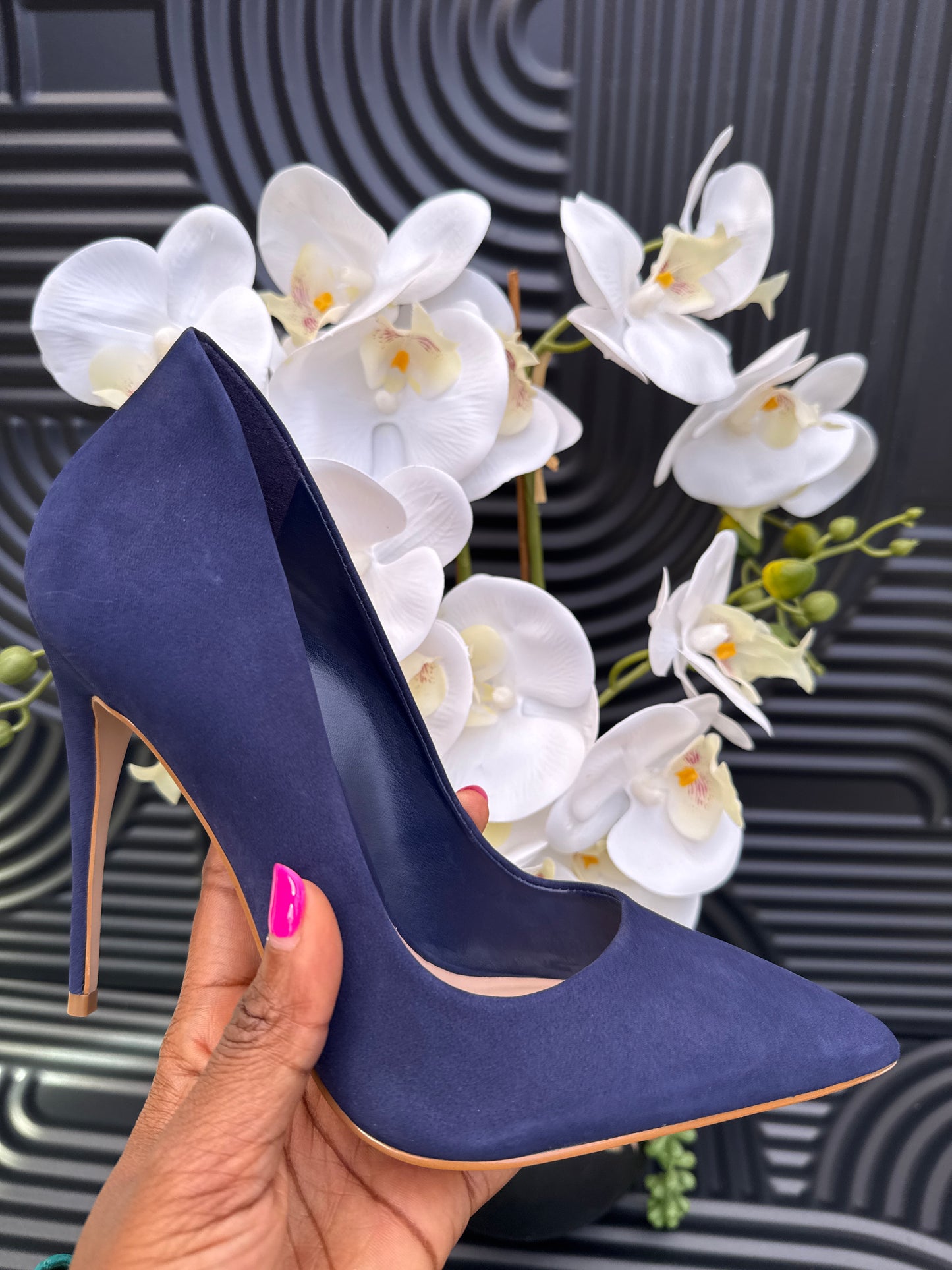 High heel shoe with pointy toes