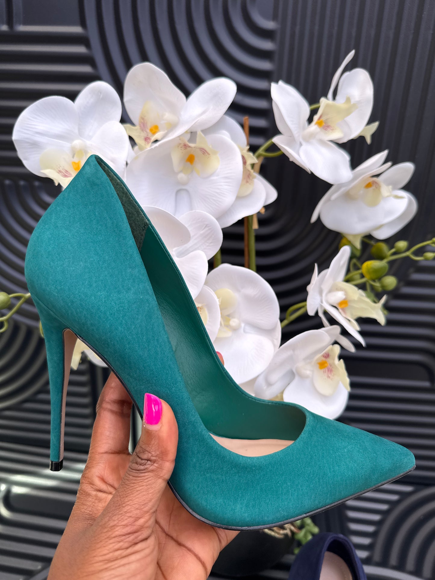 High heel shoe with pointy toes