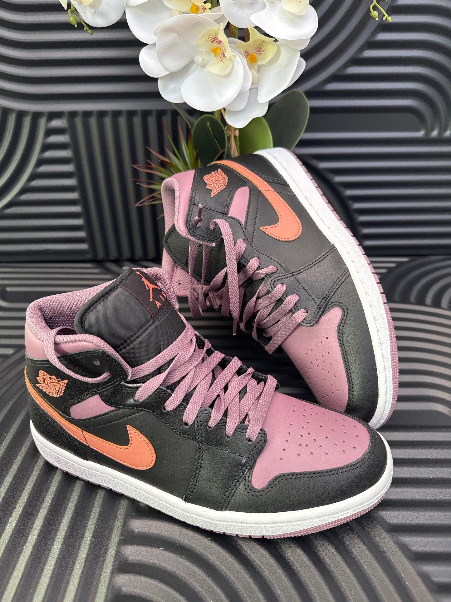 NIKE Air Jordan in Black & Violet