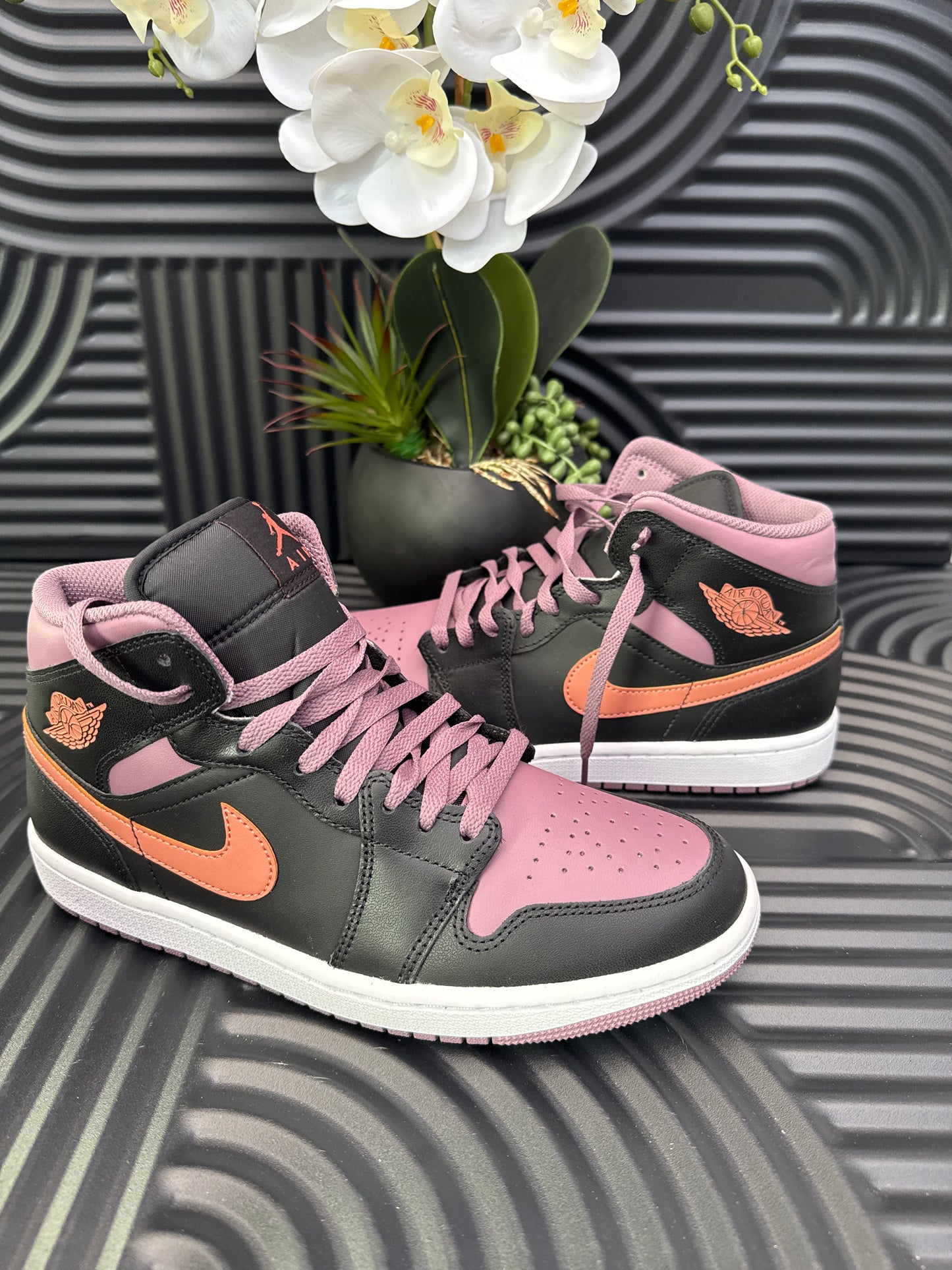 NIKE Air Jordan in Black & Violet