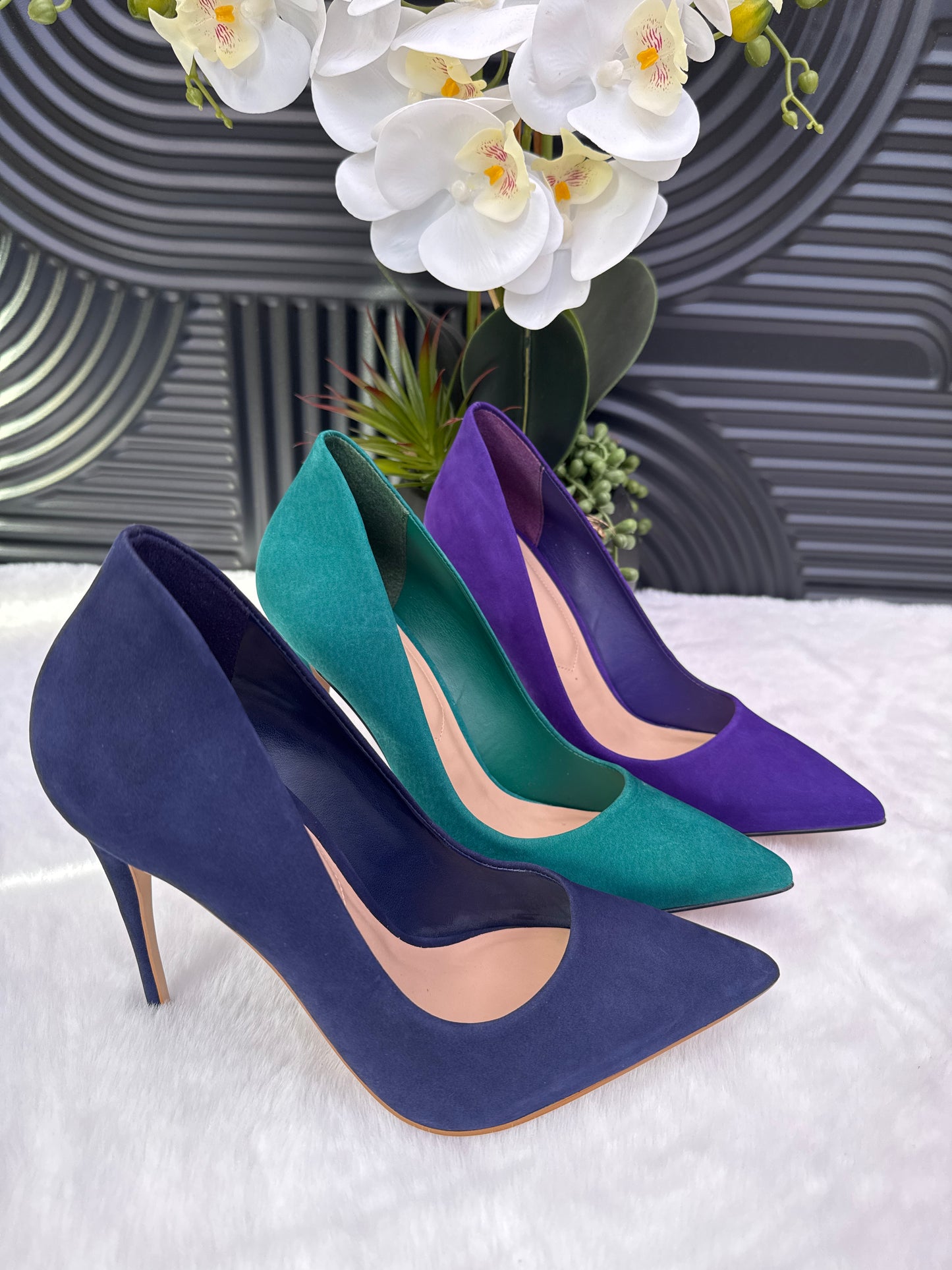 High heel shoe with pointy toes