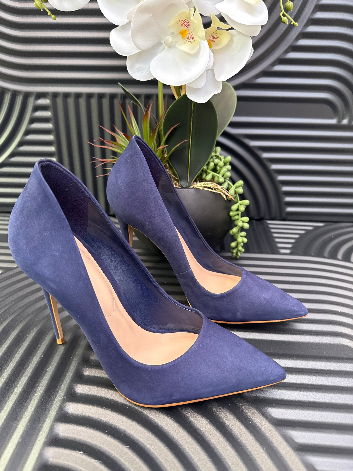 High heel shoe with pointy toes