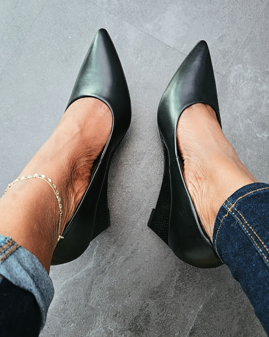 Black Round Toe Wedge