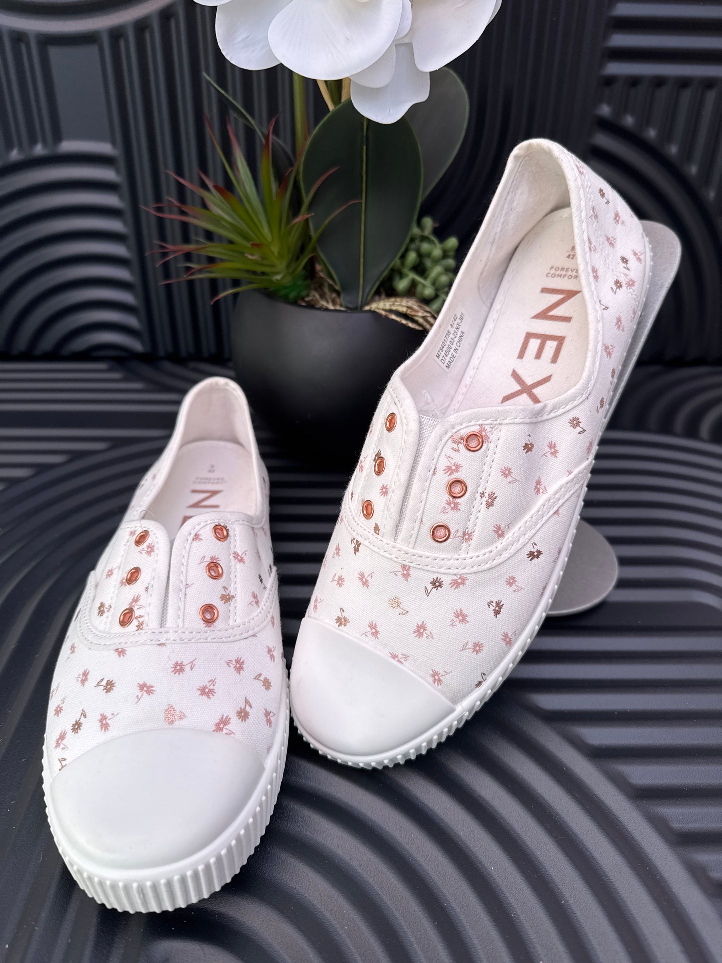 Slip on Laceless Sneaker