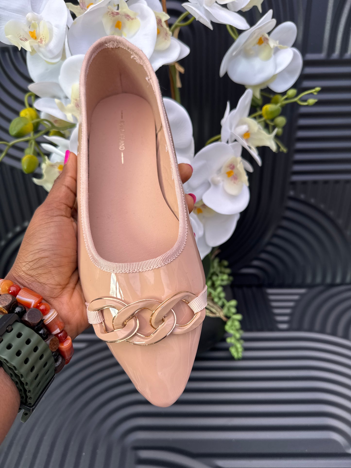 Pointed chain detail flat