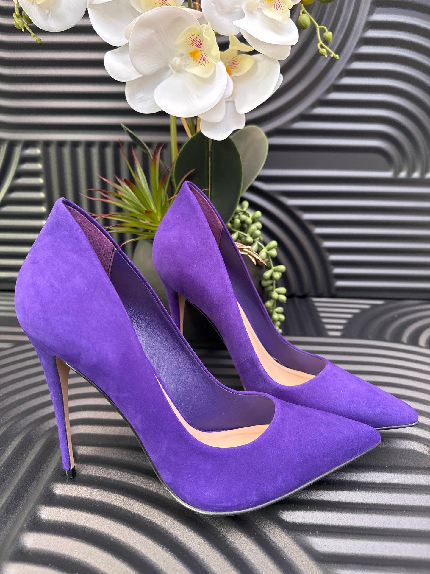 High heel shoe with pointy toes