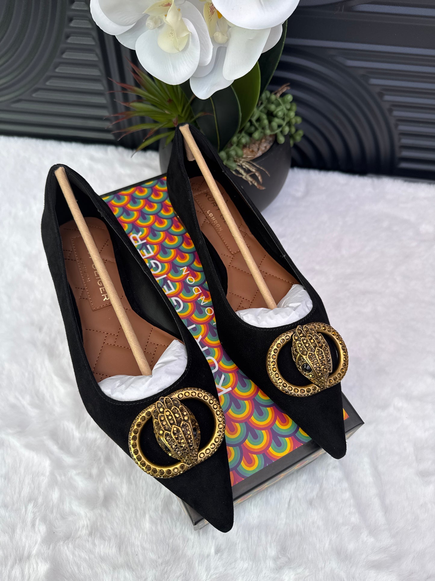 KG Pointed Flat Shoes