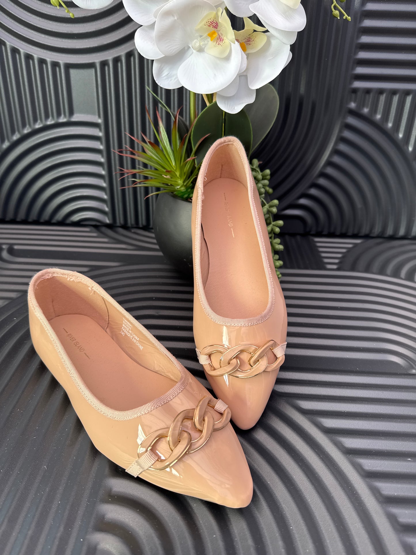 Pointed chain detail flat