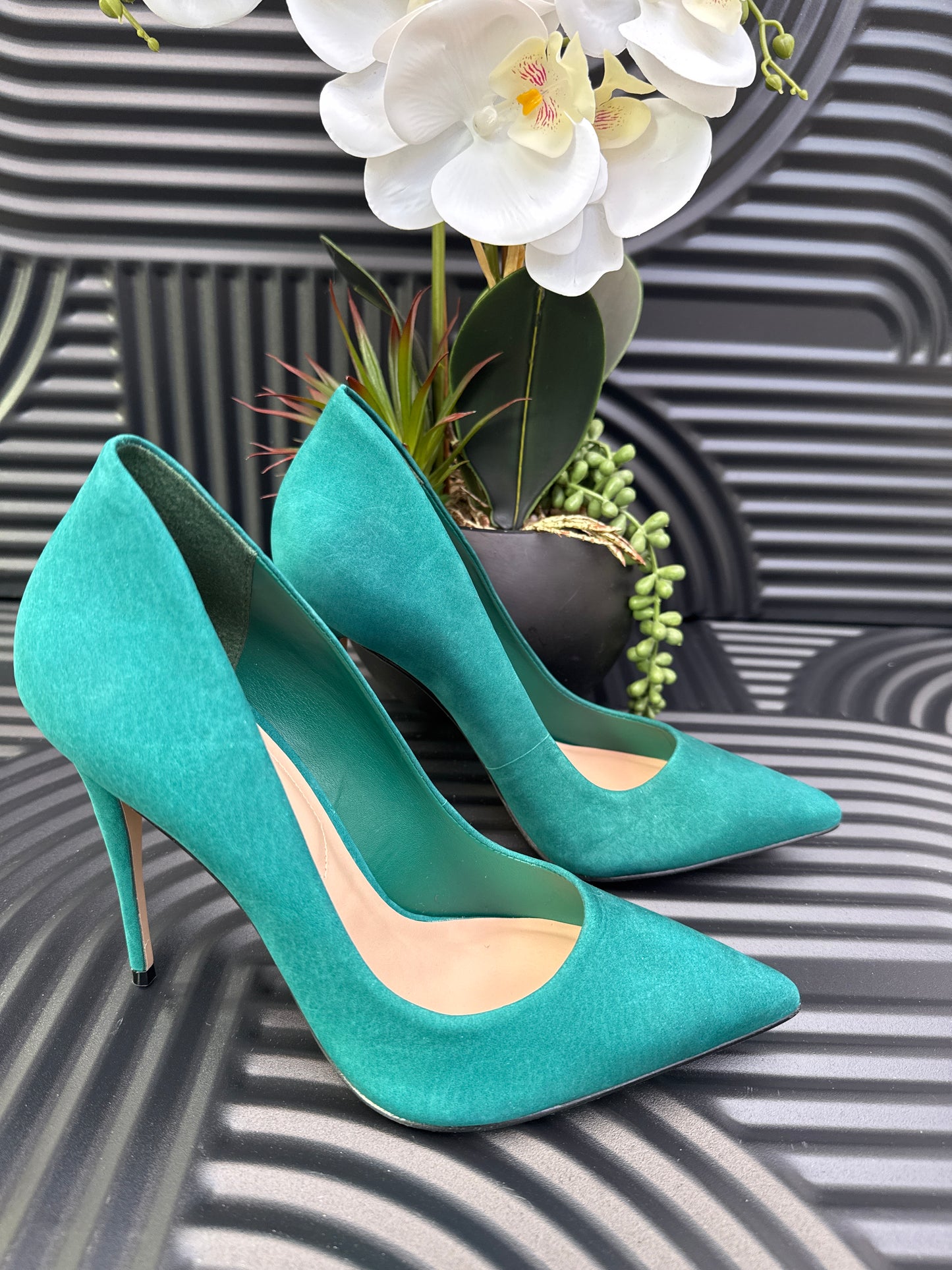 High heel shoe with pointy toes
