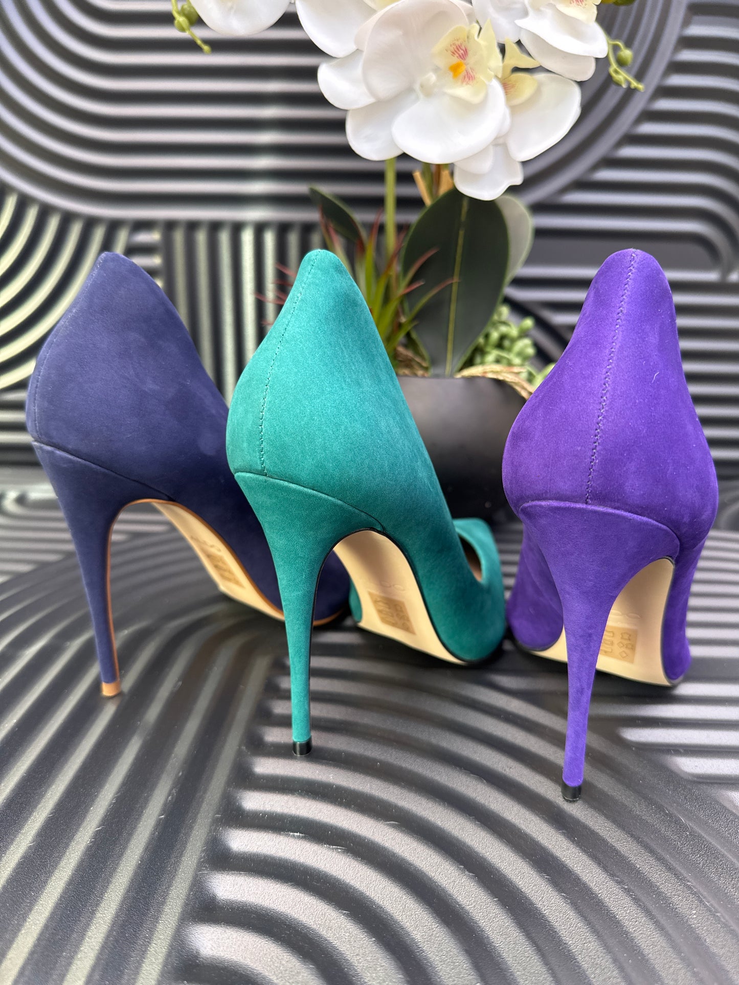 High heel shoe with pointy toes