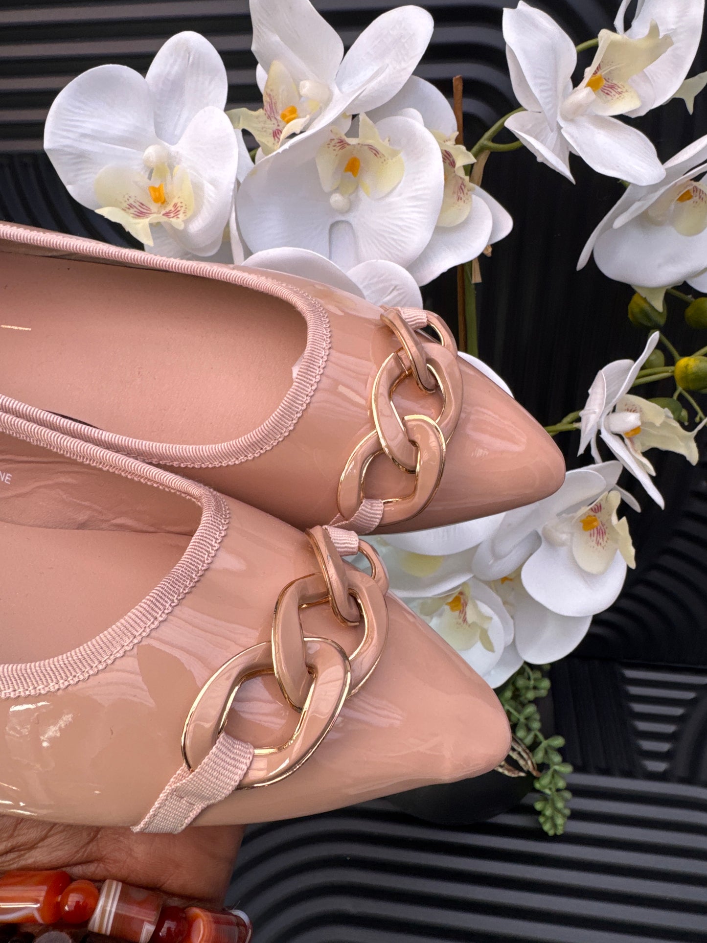 Pointed chain detail flat