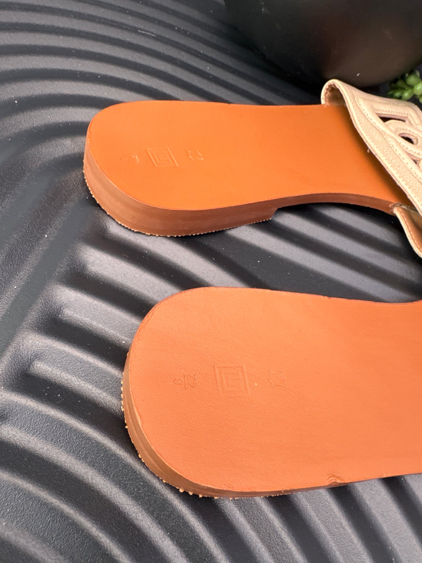 Flat slippers