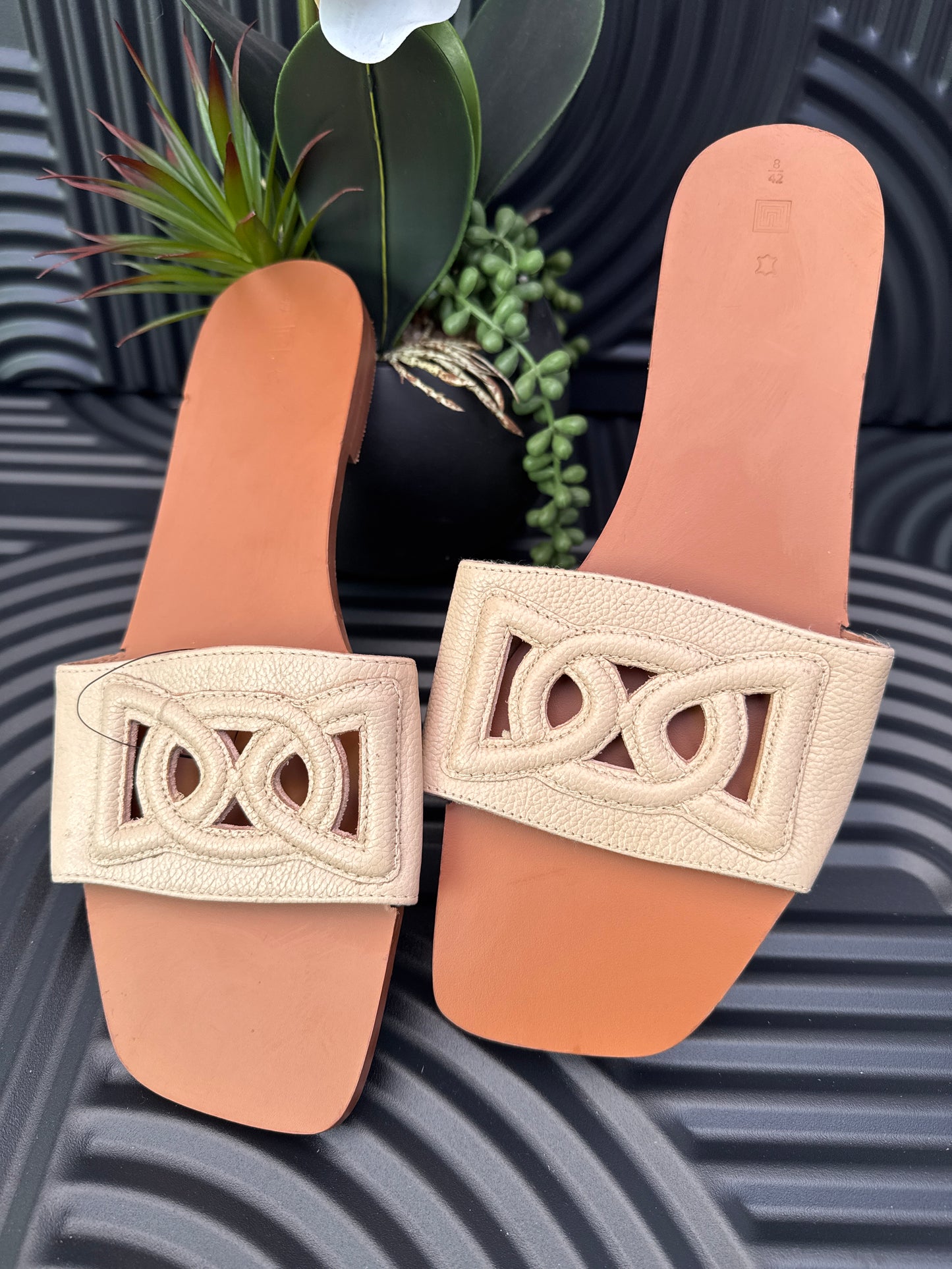 Flat slippers