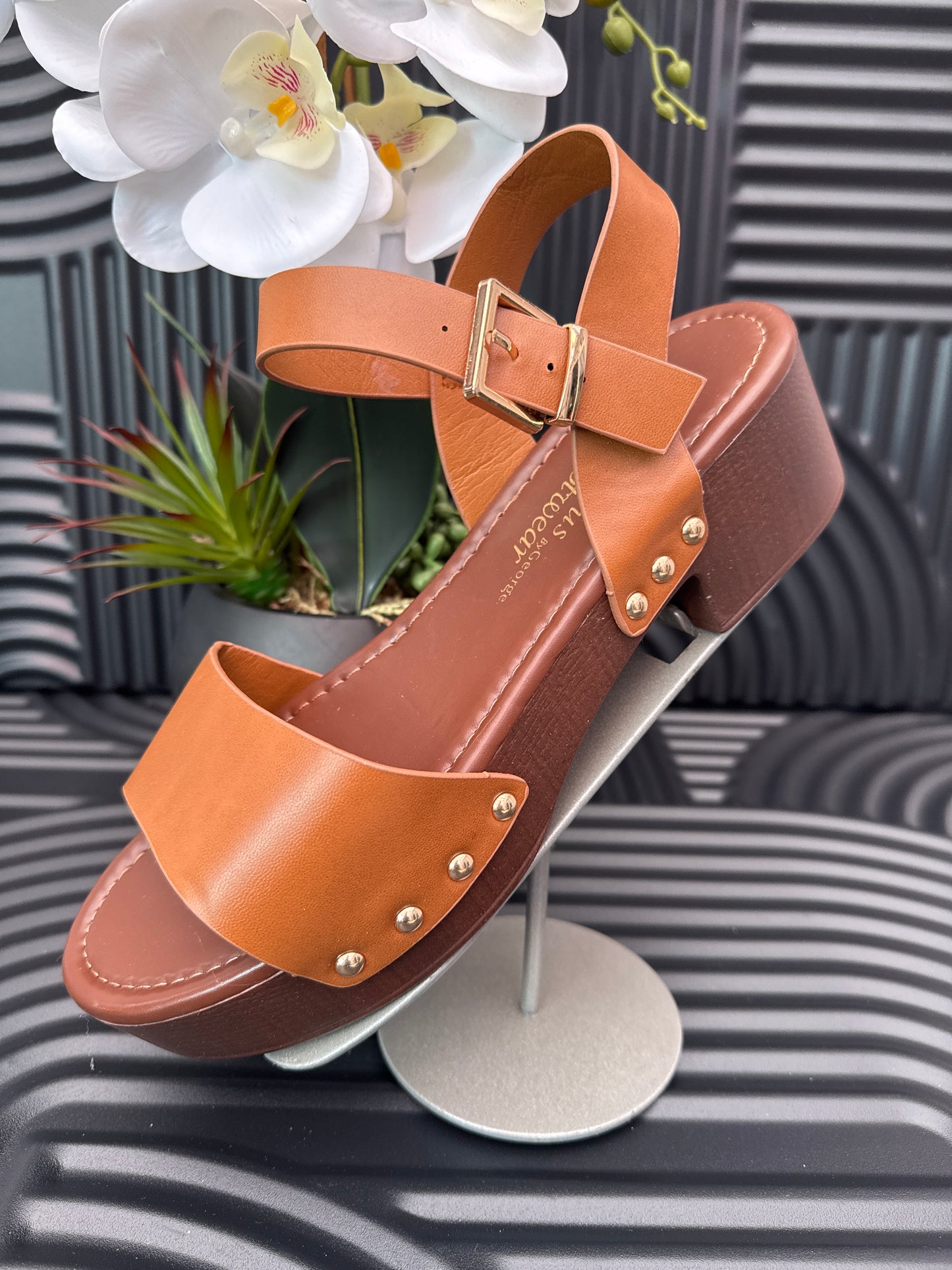 Low block heel sandal