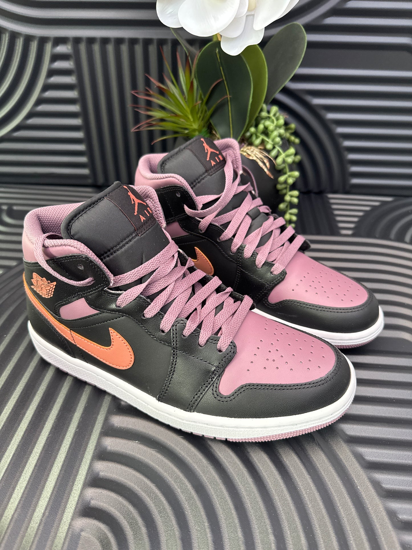 NIKE Air Jordan in Black & Violet