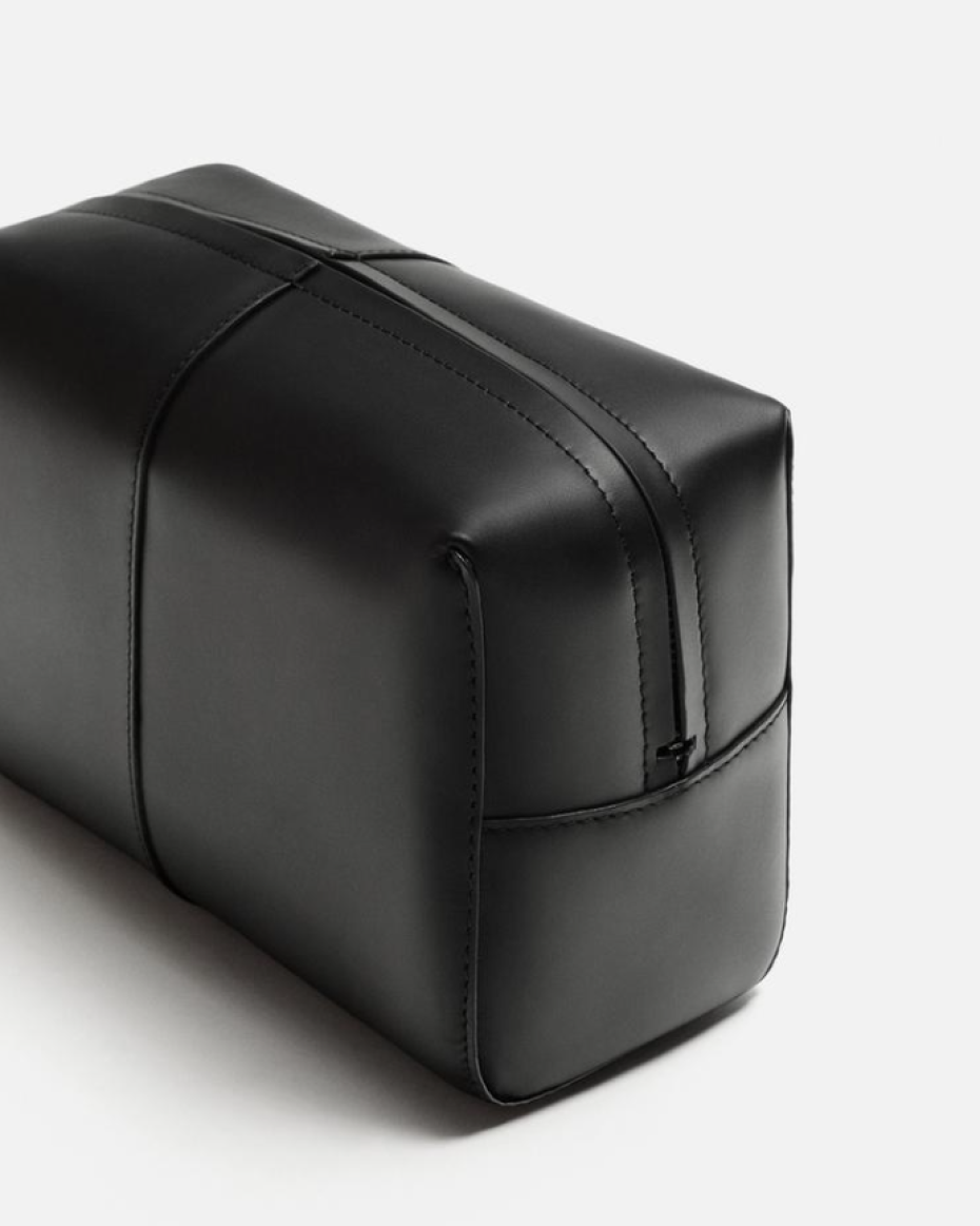 BLACK LEATHER TOILETRY BAG