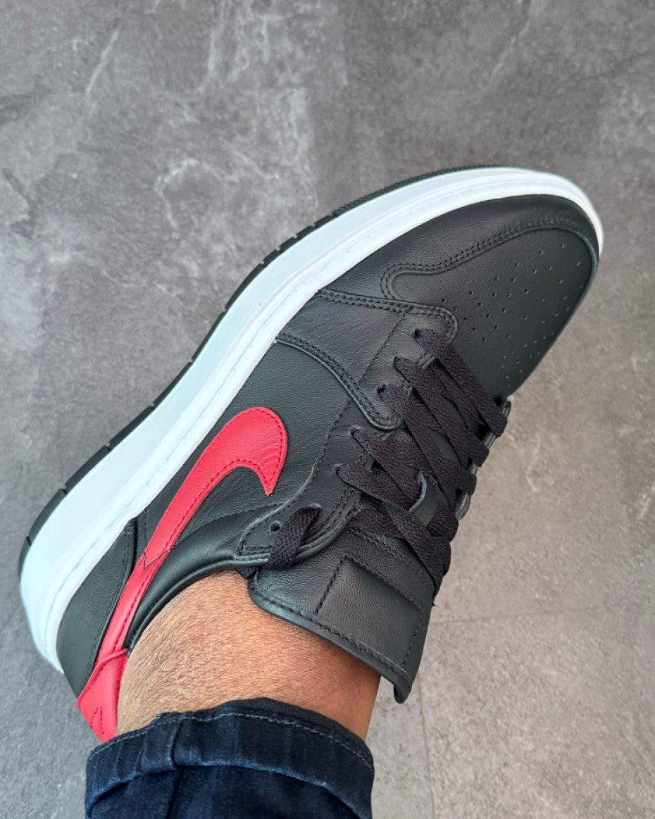 Nike Low Sneakers in red and black