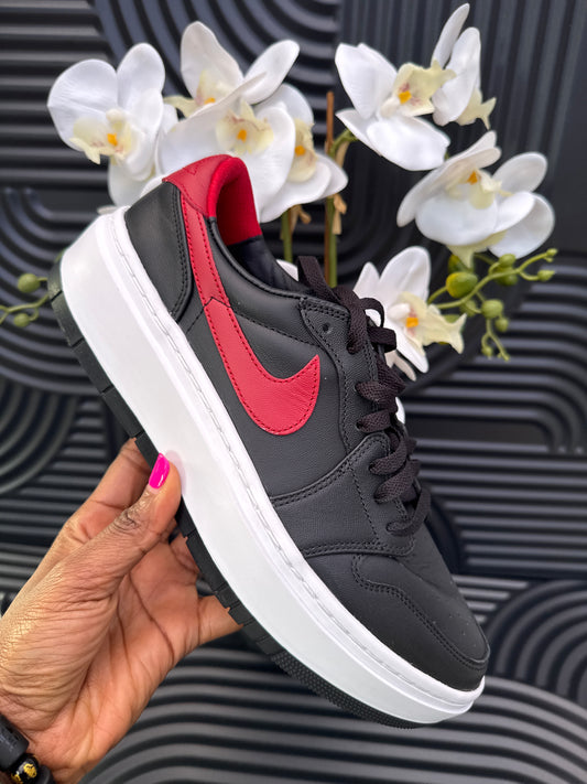 Nike Low Sneakers in red and black