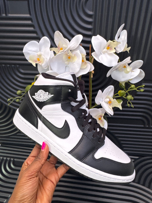 NIKE Air Jordan in Black & White